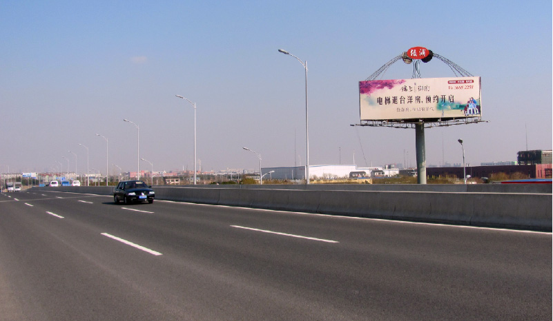 昆山蘇虹機(jī)場路、南北公路交叉口單立柱